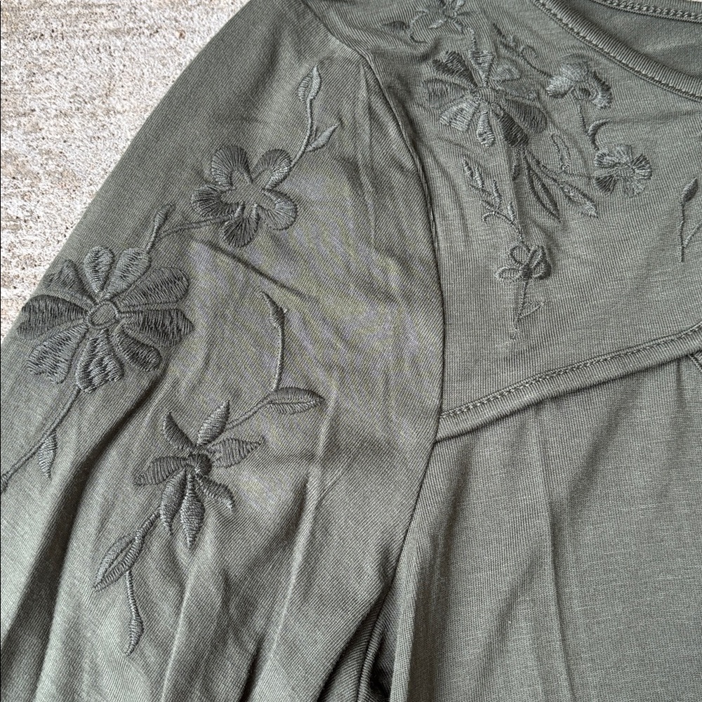 Cable & Gauge Women's Top in Dry Oregano - Picture 3 of 11